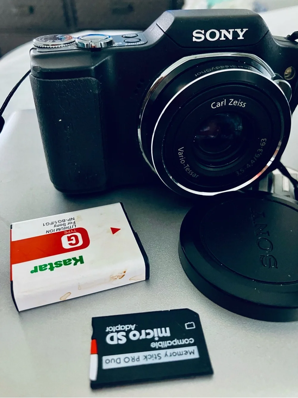 Sony Cyber-shot DSC-H20 10.1MP Digital Camera - Tested & Working Bundle